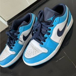Air jordan 1 university blue unc retro low size 7 M/ 8.5W